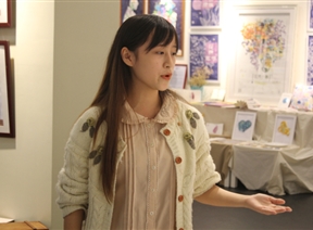 论毕业，观展厅。艺术特色养成教育活动展厅讲解考核进行时