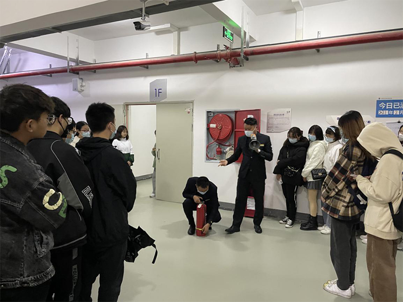 安保部刘总监向同学们讲演消防应急措施-消防设备使用