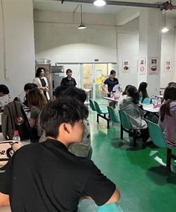 走出课堂学实践 对标行业明方向 ——2024 级服装与服饰设计专业学生赴和创苏梵服饰实习基地开展参观学习