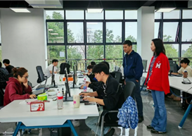 在 AIGC（生成式人工智能）技术迅猛发展，深刻重塑各行业发展格局的时代背景下，为精准把握数字科技领域的前沿应用趋势，进一步深化设计艺术相关专业的校企合作深度，精准对接行业对高素质人才的迫切需求，拓宽毕业生实习与就业的优质渠道，近日，设计艺术学院副院长孙传宝亲自带队，赴威凤文化科技（四川）有限公司开