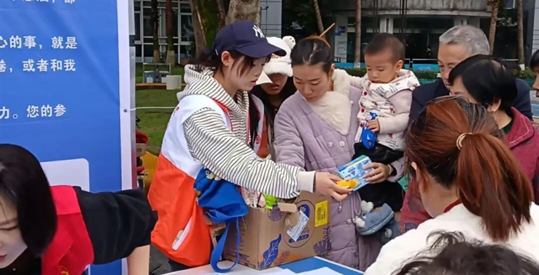 设计艺术学院学子深入两河社区开展志愿服务，搭建社区“连心桥”