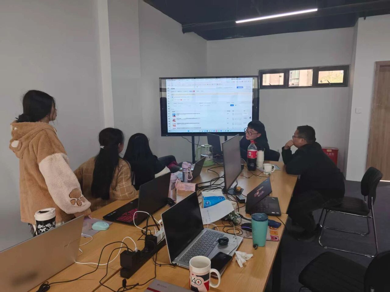 11.21 设计艺术学院师生参观访问虎尔电子商务有限公司1 11.21 设计艺术学院师生参观访问虎尔电子商务有限公司1