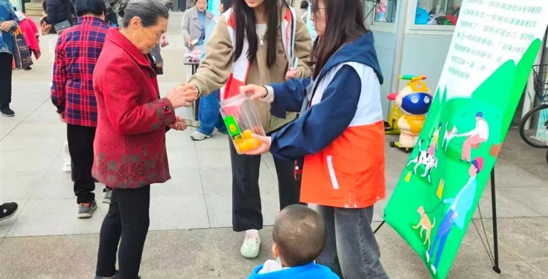 设计艺术学院携手两河社区开展重阳节敬老活动