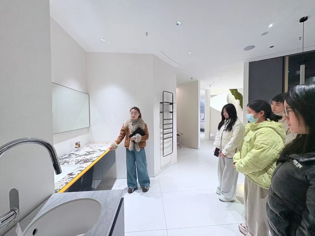 走进家居定制前沿,探索职业成长新路径---设计艺术学院教师走访家居设计企业(1) 走进家居定制前沿,探索职业成长新路径---设计艺术学院教师走访家居设计企业(1)