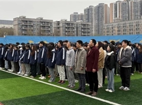 设计艺术学院举行升旗仪式 强化学生爱国情怀|2024级全体师生共迎朝阳，践行责任担当