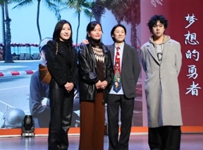 川剧变脸×硫化鞋炸街！90后银杏女孩用扎染让三星堆纹样‘蹦迪’潮流圈