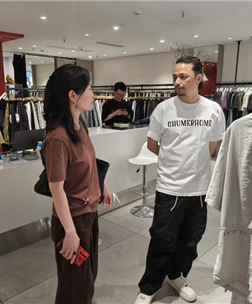 设计艺术学院服装专业教师团队赴触木男装集合店开展访企拓岗调研活动