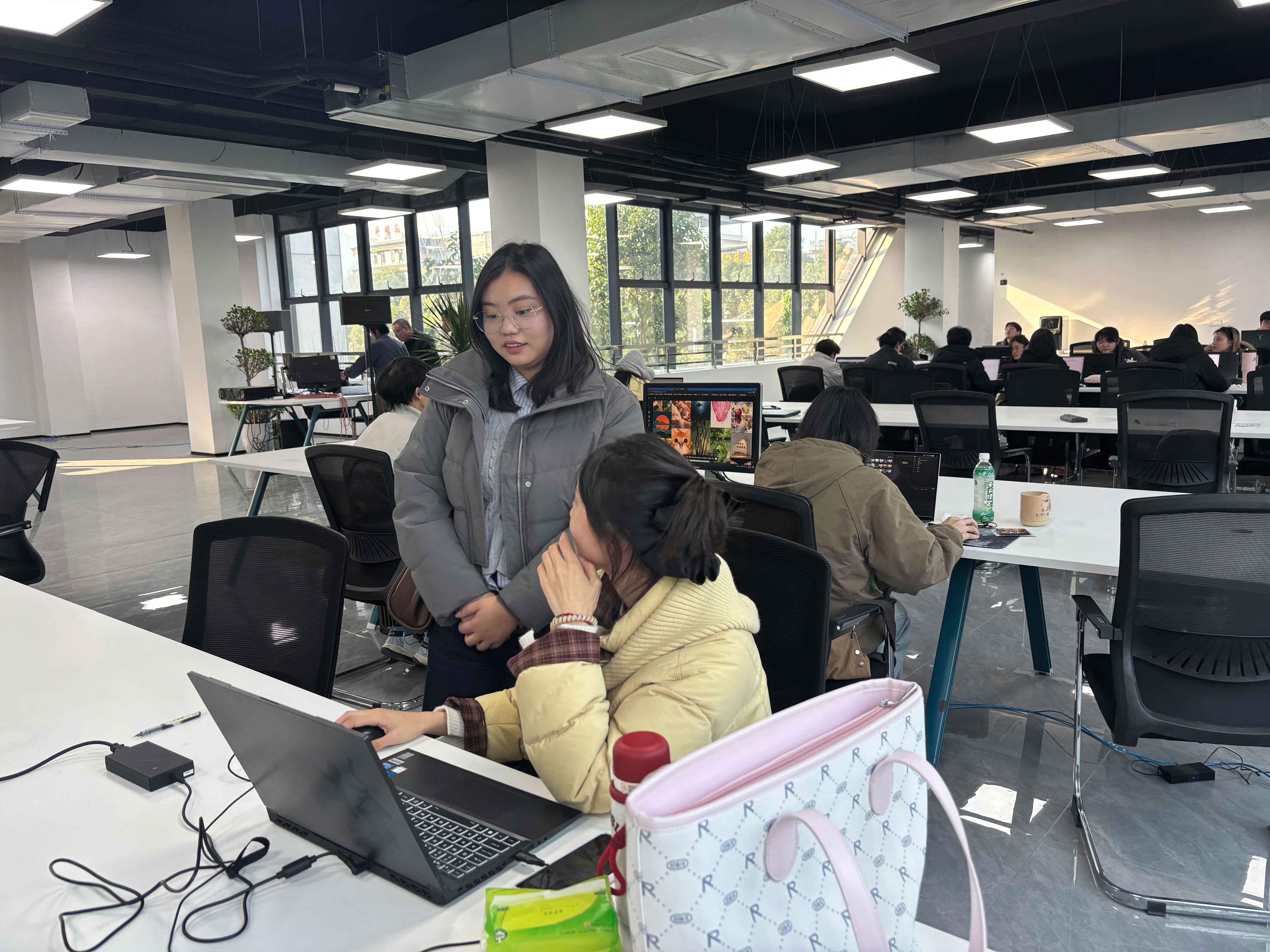 4、宋老师与本校学生亲切交流