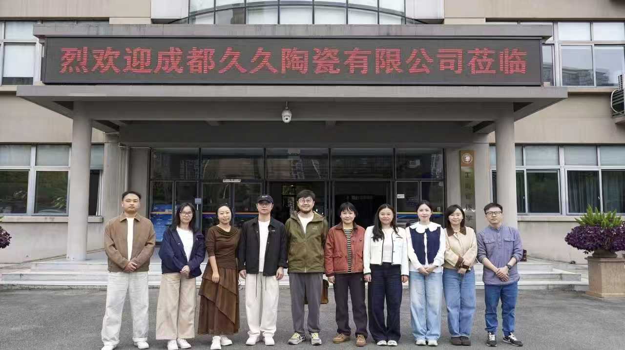 【一院一品】瓷韵传新・设计赋能|大邑白瓷非遗宣讲走进成都银杏酒店管理学院,校企携手共促非遗创新发展 (3) 【一院一品】瓷韵传新・设计赋能|大邑白瓷非遗宣讲走进成都银杏酒店管理学院,校企携手共促非遗创新发展 (3)