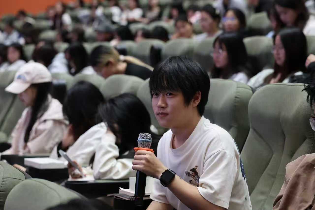 【艺心向党，创意铸魂】第17期“艺术报告厅”——考研经验交流活动：榜样的力量，梦想在此启航！ (1)