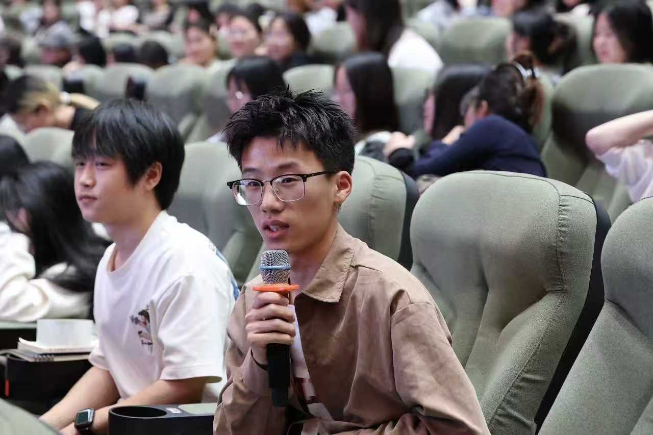 【艺心向党，创意铸魂】第17期“艺术报告厅”——考研经验交流活动：榜样的力量，梦想在此启航！ (6)