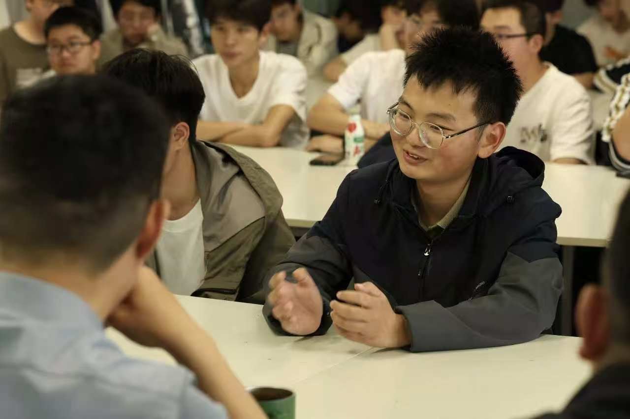 【艺心向党，创意铸魂】畅所欲言话心声，凝心聚力促发展——我院开展师生座谈会 (2)