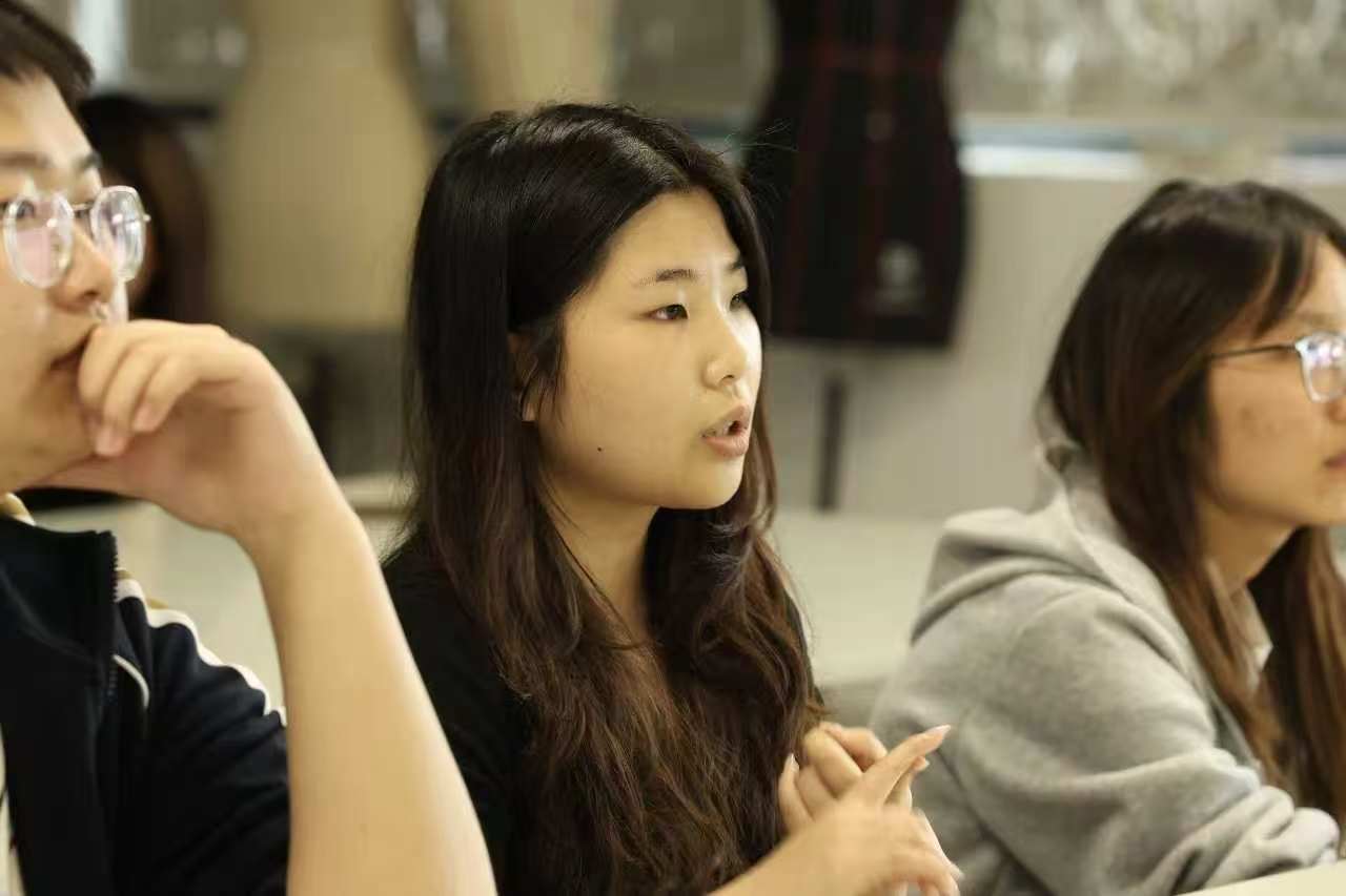 【艺心向党，创意铸魂】畅所欲言话心声，凝心聚力促发展——我院开展师生座谈会 (4)