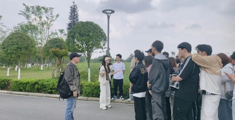 从课堂到田野：设计艺术学院《设计色彩》课程走进蝴蝶村校外实践基地开展实景采风