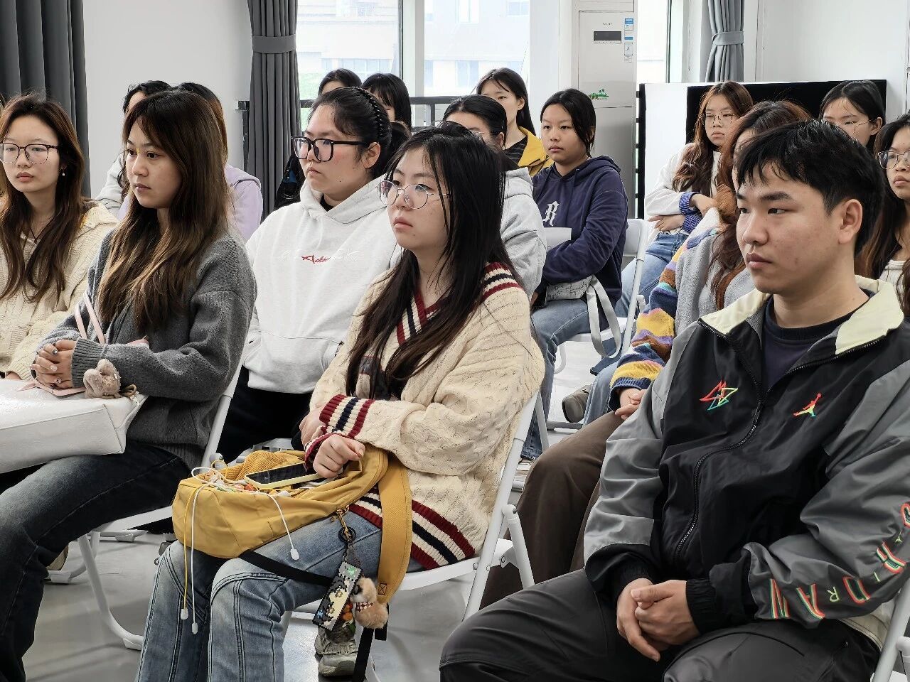 小沙龙汇聚大能量:设计艺术学院为2027届学子点亮考研之路4 小沙龙汇聚大能量:设计艺术学院为2027届学子点亮考研之路4