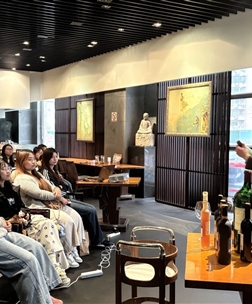 产教融合践知行·设计赋能育匠心——设计艺术学院赴银杏餐饮公司开展认知实践教学