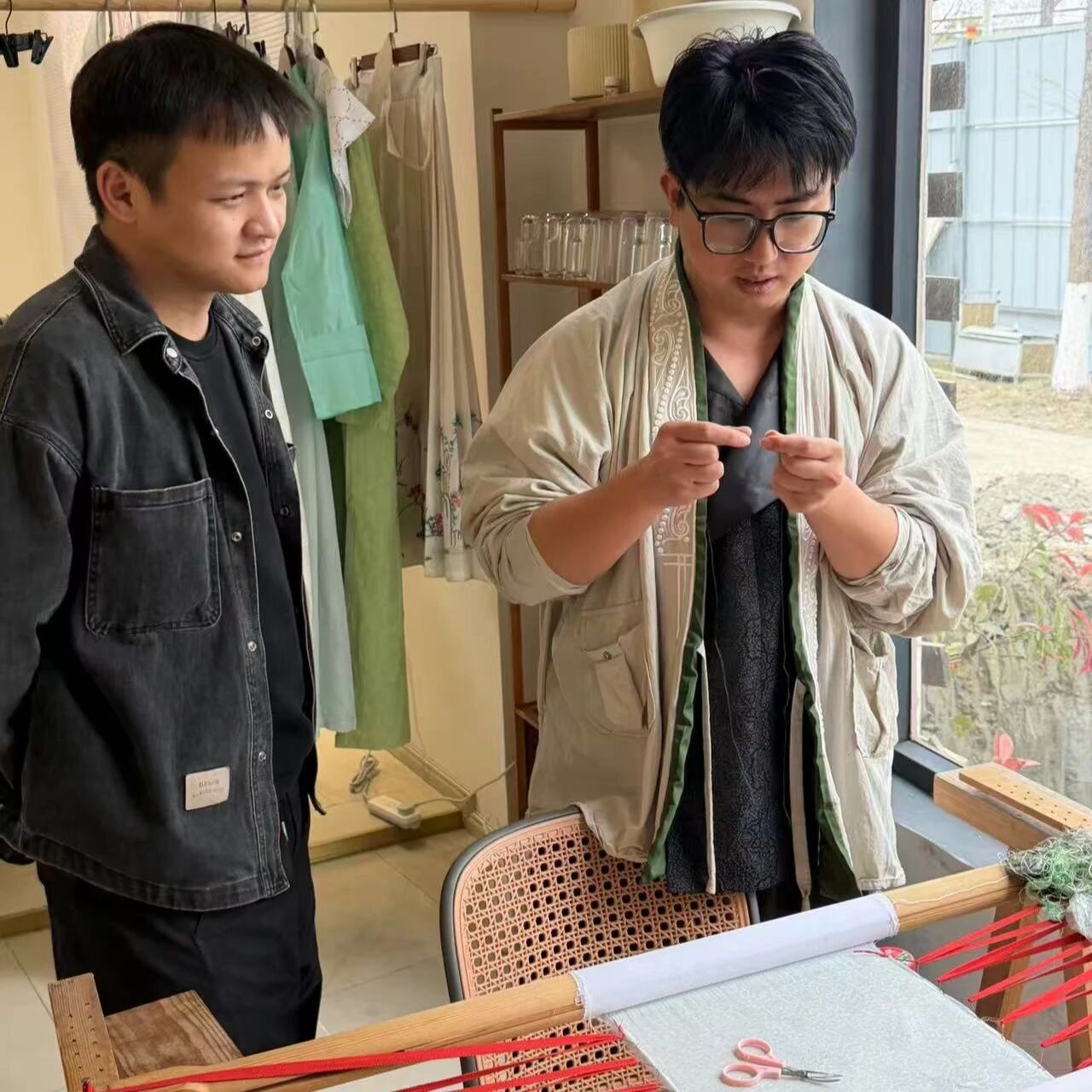 【访企拓岗】 服装与服饰设计专业走近晓景汉服 深耕蜀绣汉服校企合作1