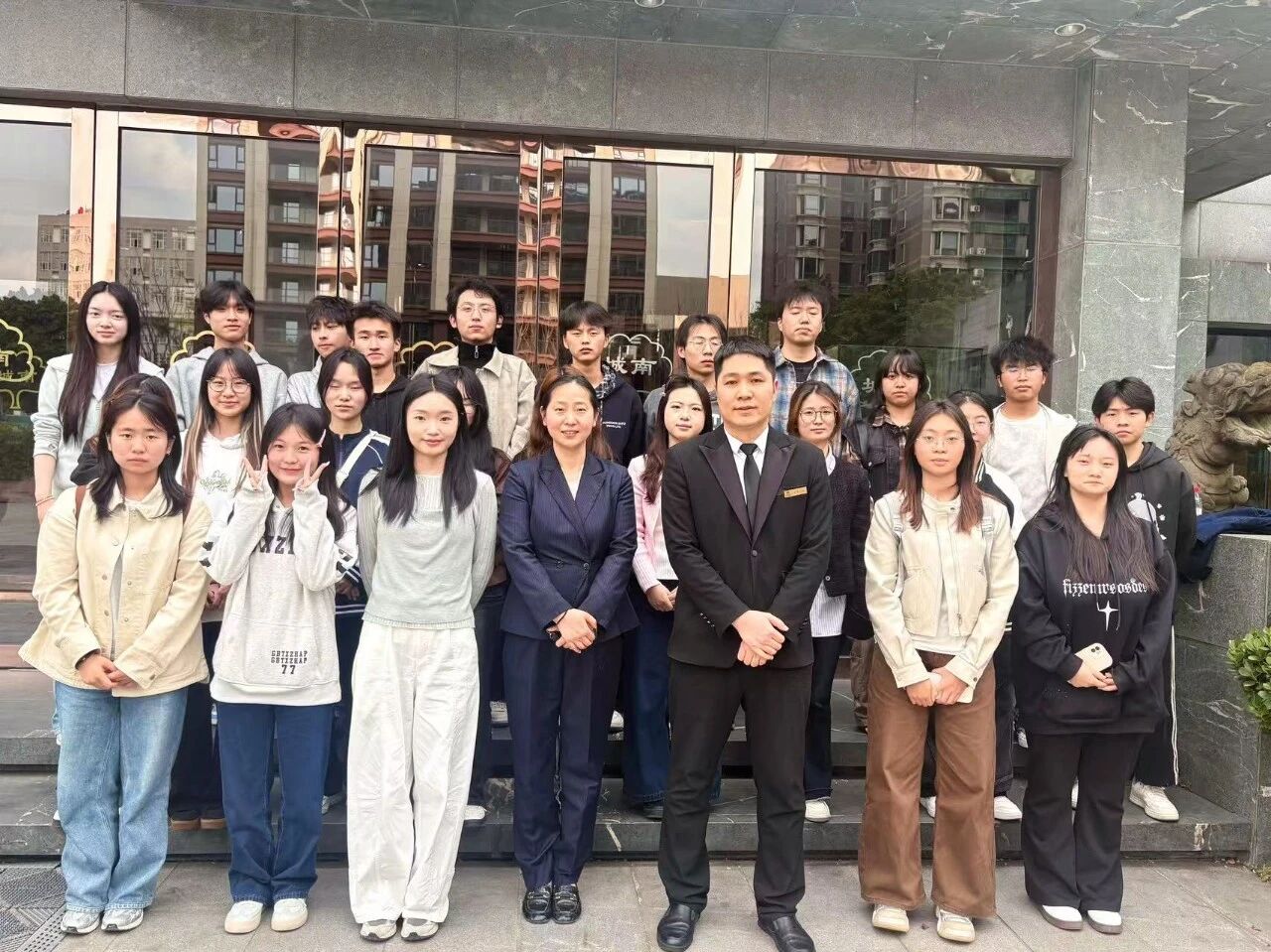 产教融合践知行·设计赋能育匠心——设计艺术学院赴银杏餐饮公司开展认知实践教学1