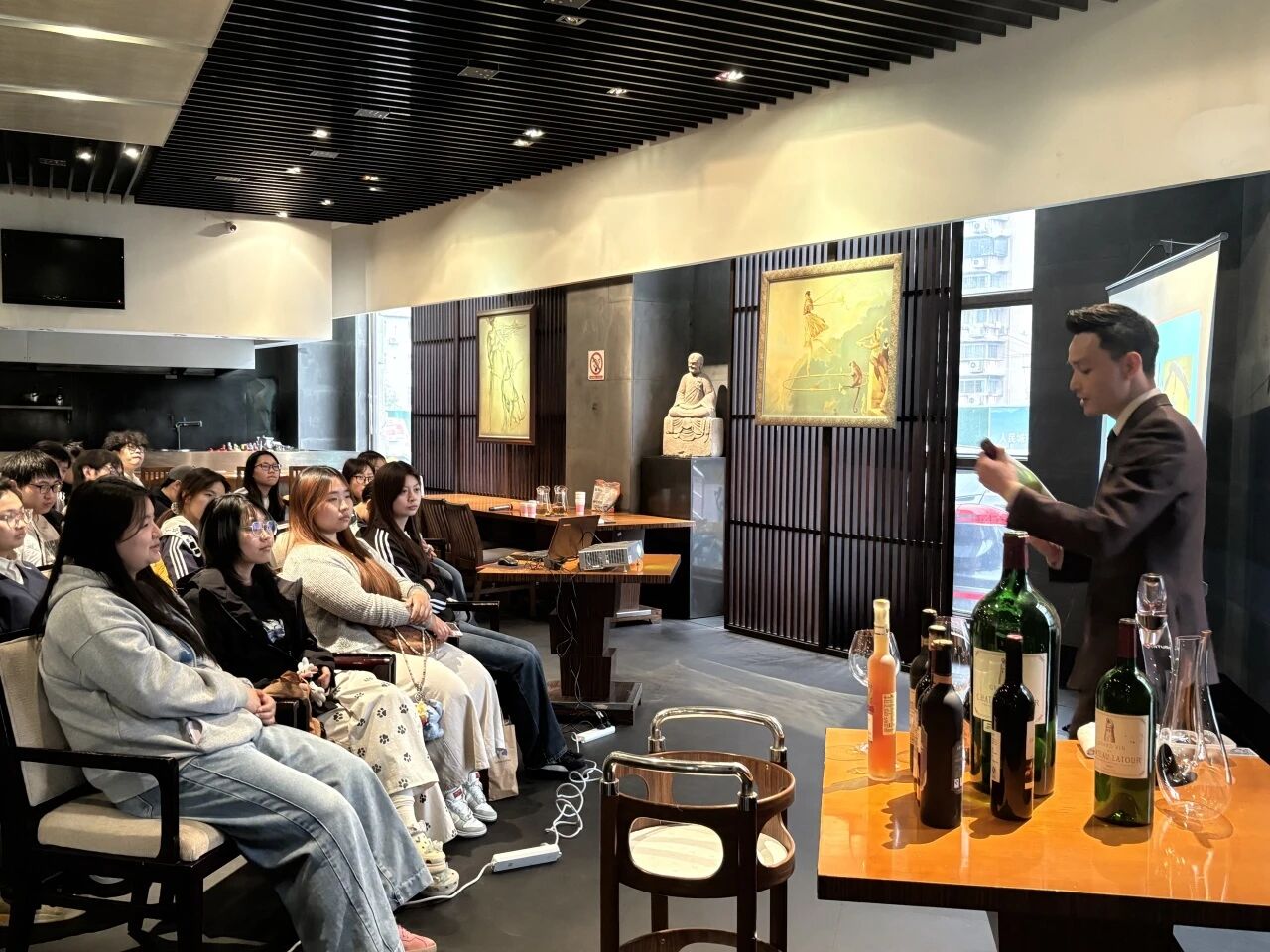 产教融合践知行·设计赋能育匠心——设计艺术学院赴银杏餐饮公司开展认知实践教学3