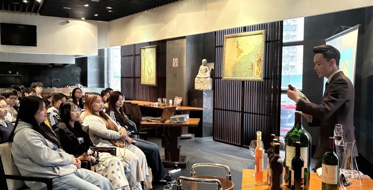 产教融合践知行·设计赋能育匠心——设计艺术学院赴银杏餐饮公司开展认知实践教学