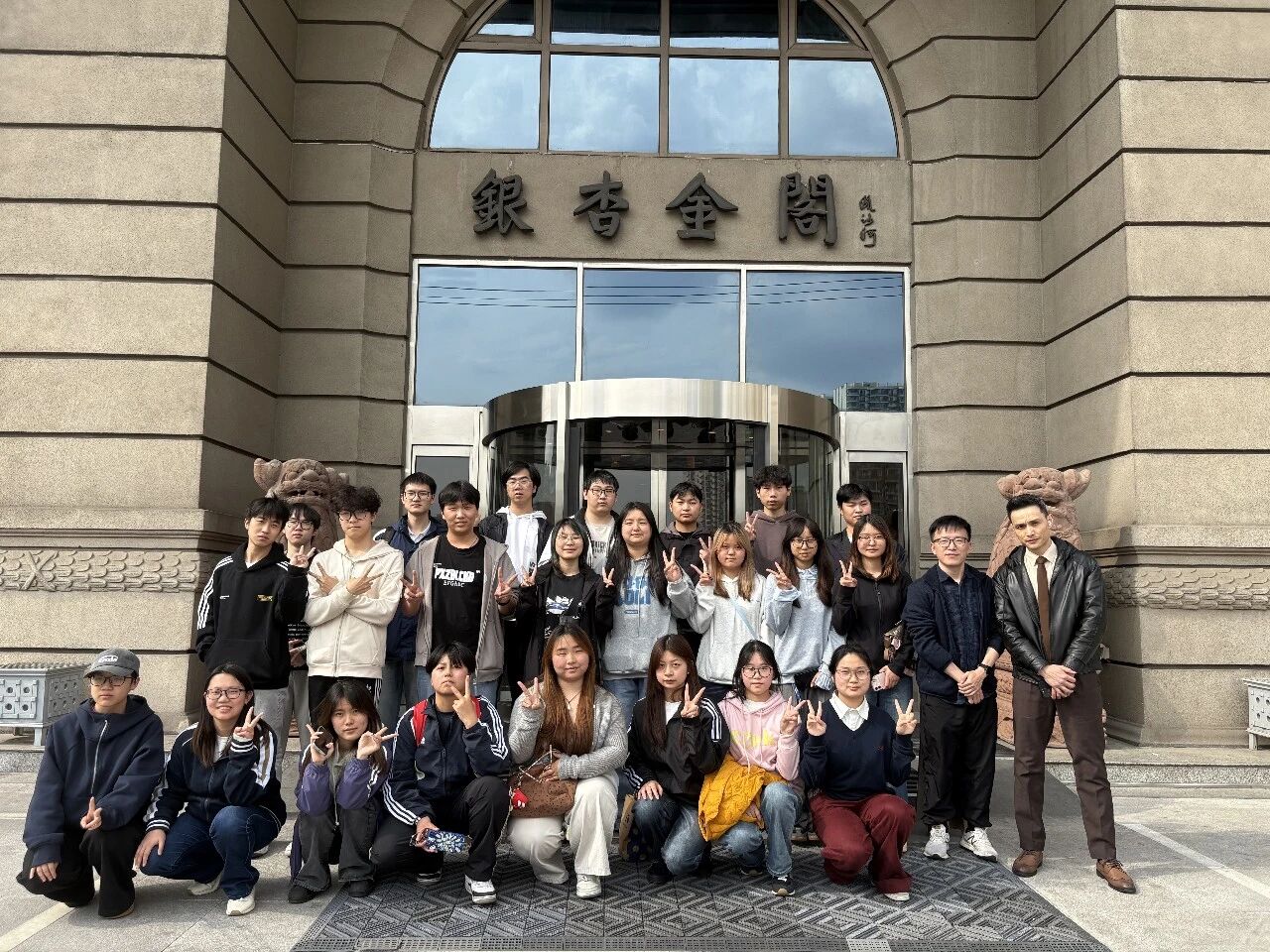 产教融合践知行·设计赋能育匠心——设计艺术学院赴银杏餐饮公司开展认知实践教学2