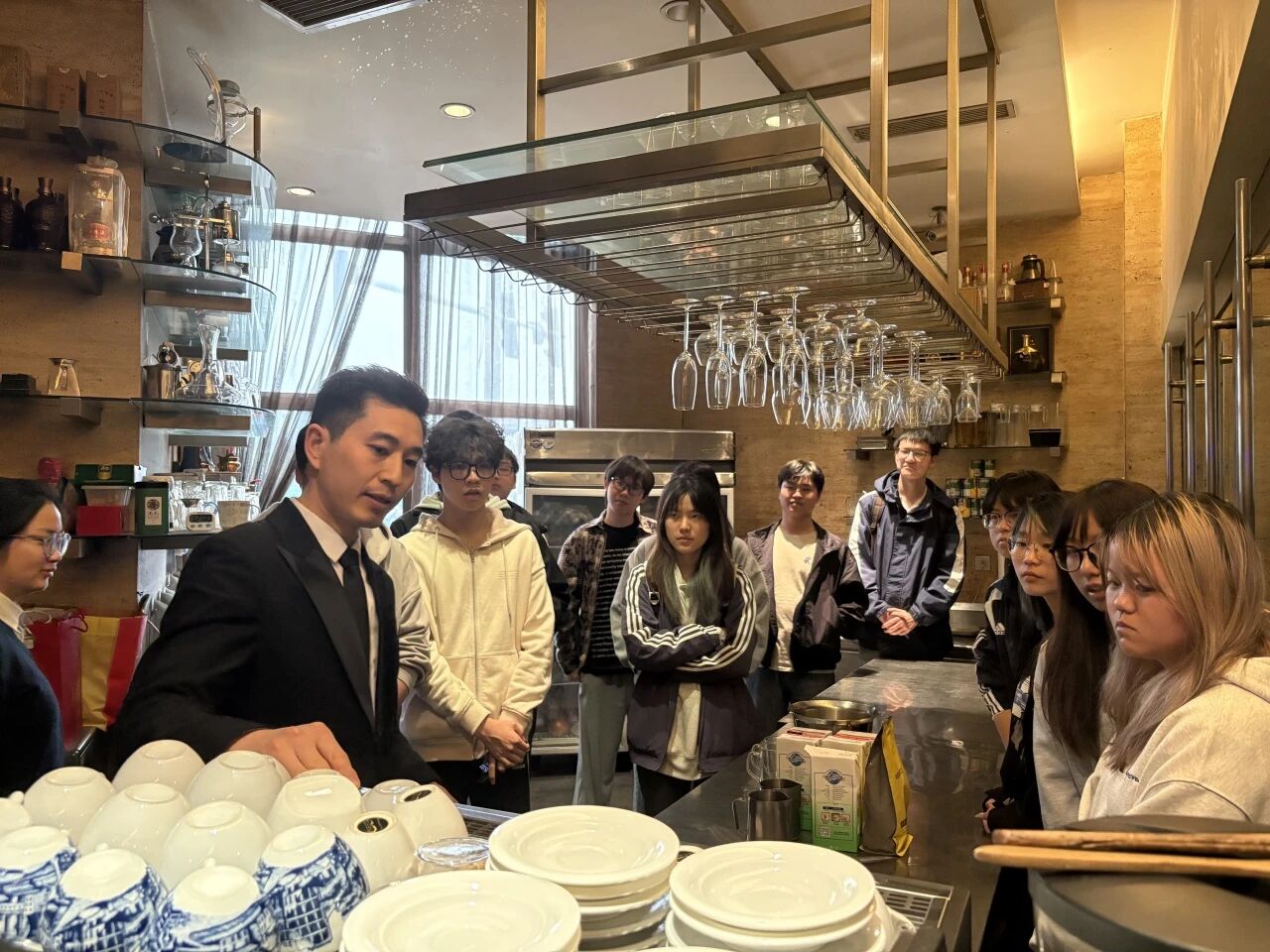 产教融合践知行·设计赋能育匠心——设计艺术学院赴银杏餐饮公司开展认知实践教学4