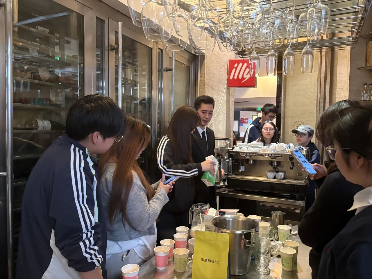 产教融合践知行·设计赋能育匠心——设计艺术学院赴银杏餐饮公司开展认知实践教学7