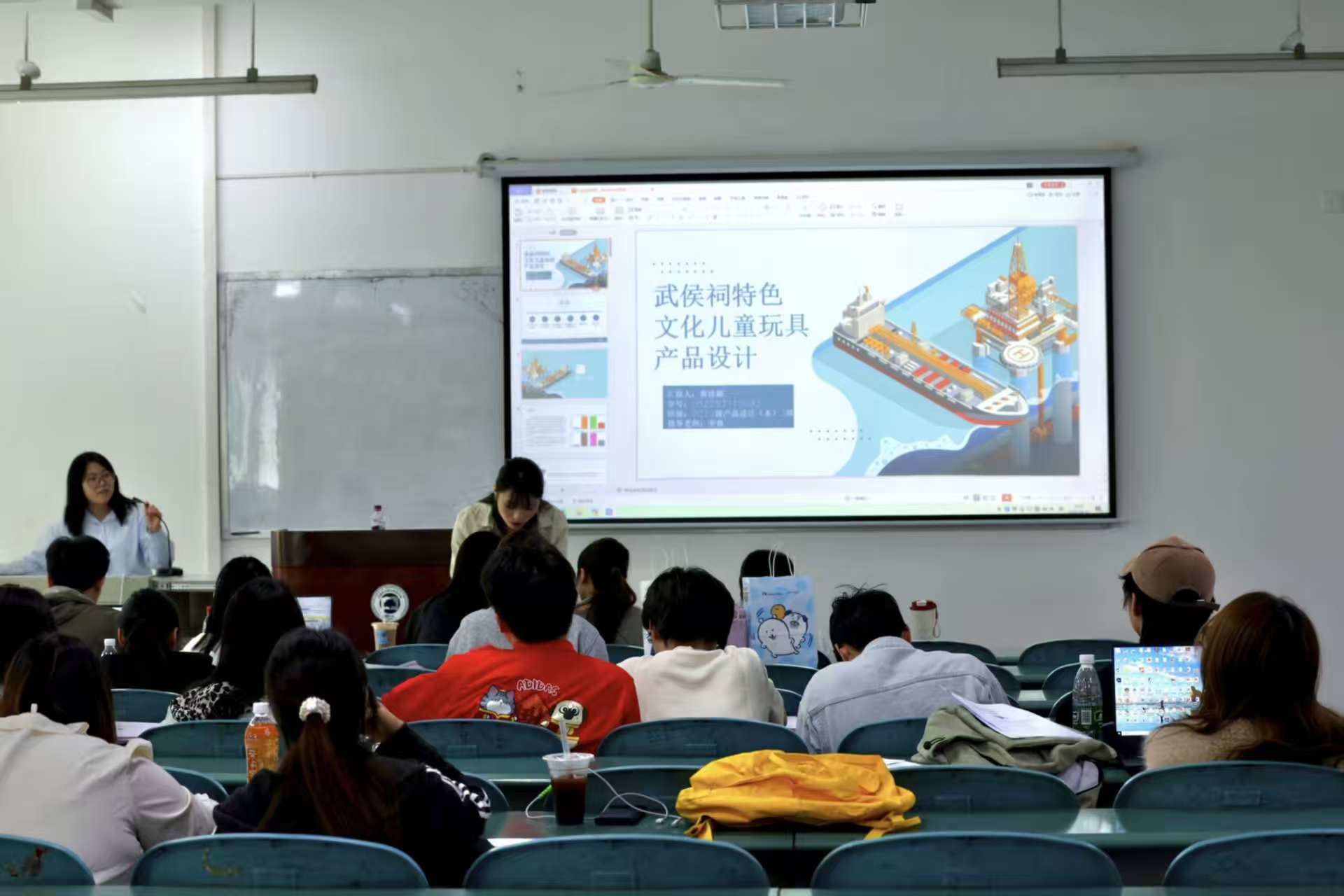 设计艺术学院2026届毕业设计答辩圆满落幕 (3)