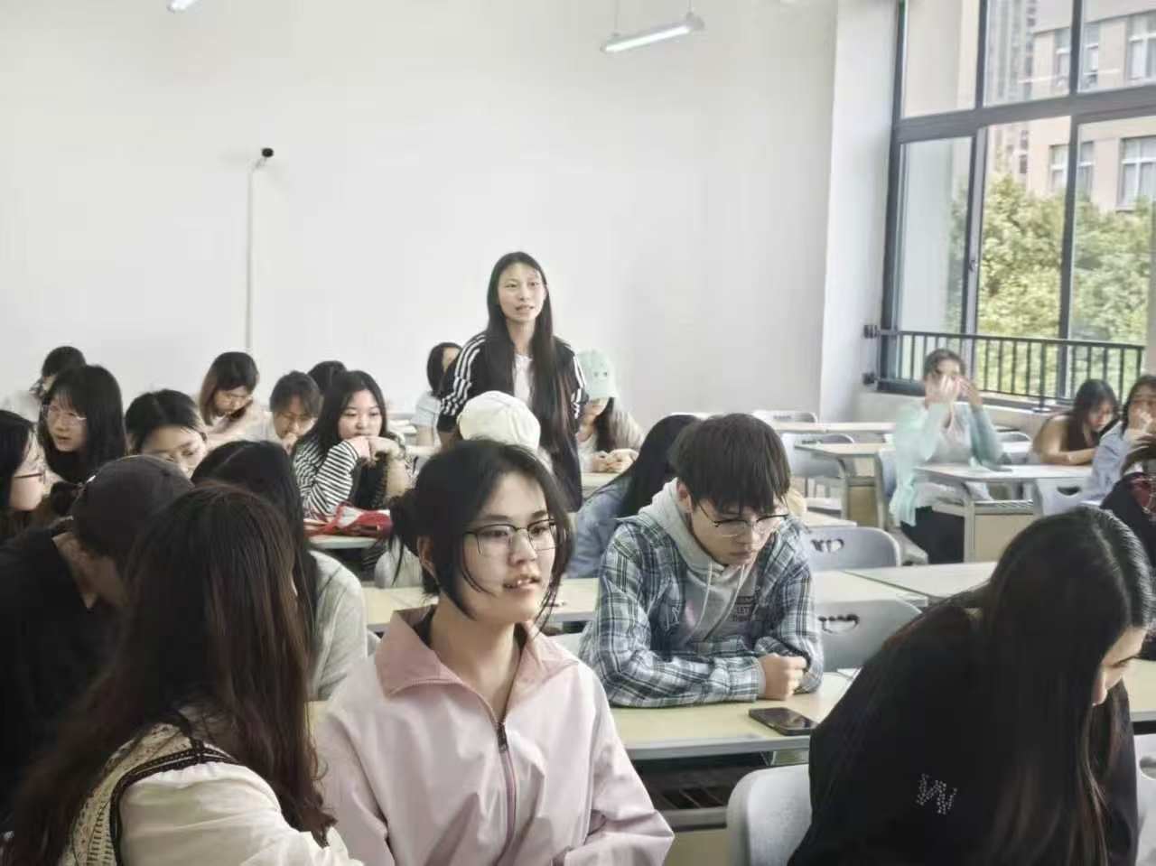 小沙龙汇聚大能量：设计艺术学院 2027 届学生考研备考沙龙圆满收官 (2)