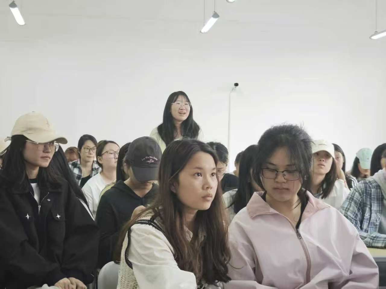 小沙龙汇聚大能量：设计艺术学院 2027 届学生考研备考沙龙圆满收官 (1)
