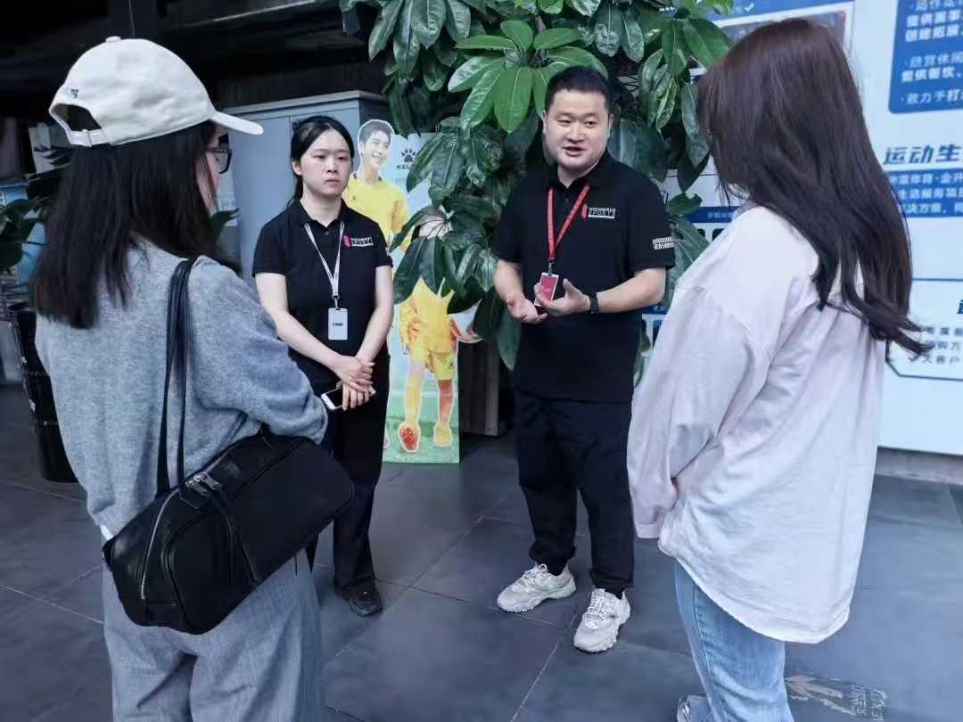 设计艺术学院师生赴劲浪体育中心开展访企拓岗专项调研 (1)