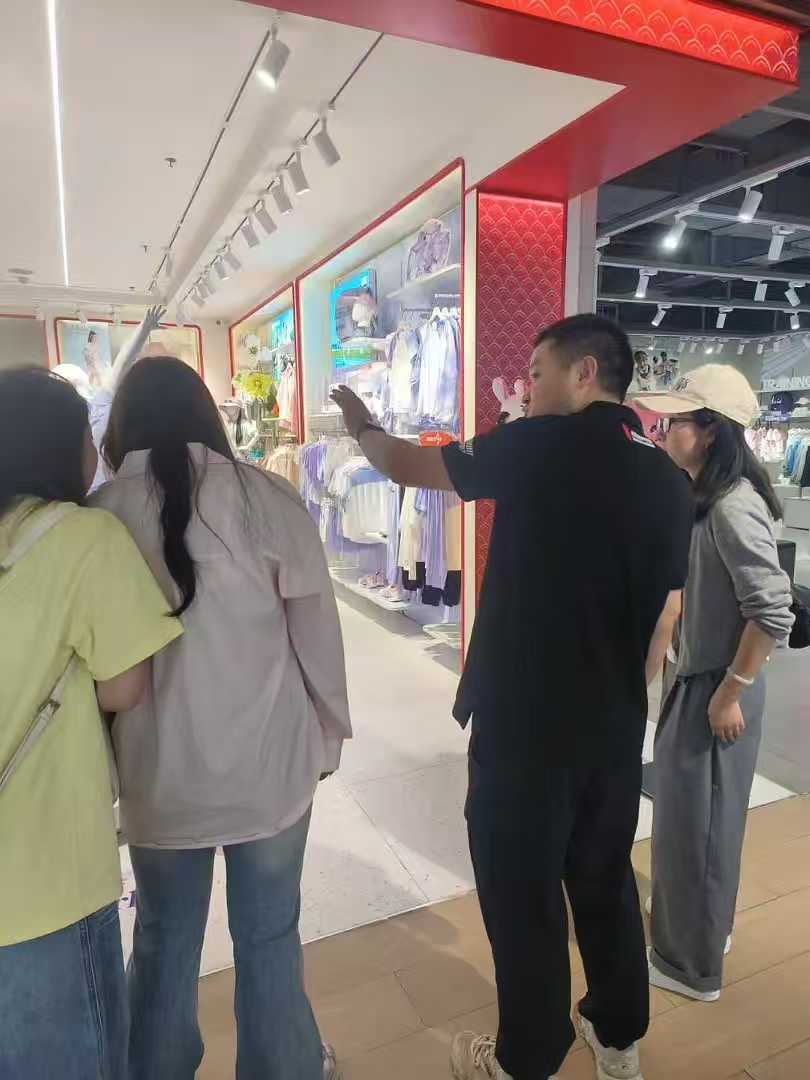 设计艺术学院师生赴劲浪体育中心开展访企拓岗专项调研 (3)