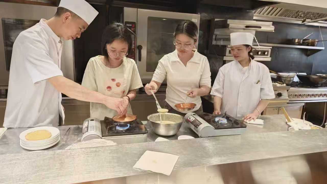 从课堂到企业现场：设计艺术学院开展 “手艺磨匠心，细节见精神”主题实践教学 (2)