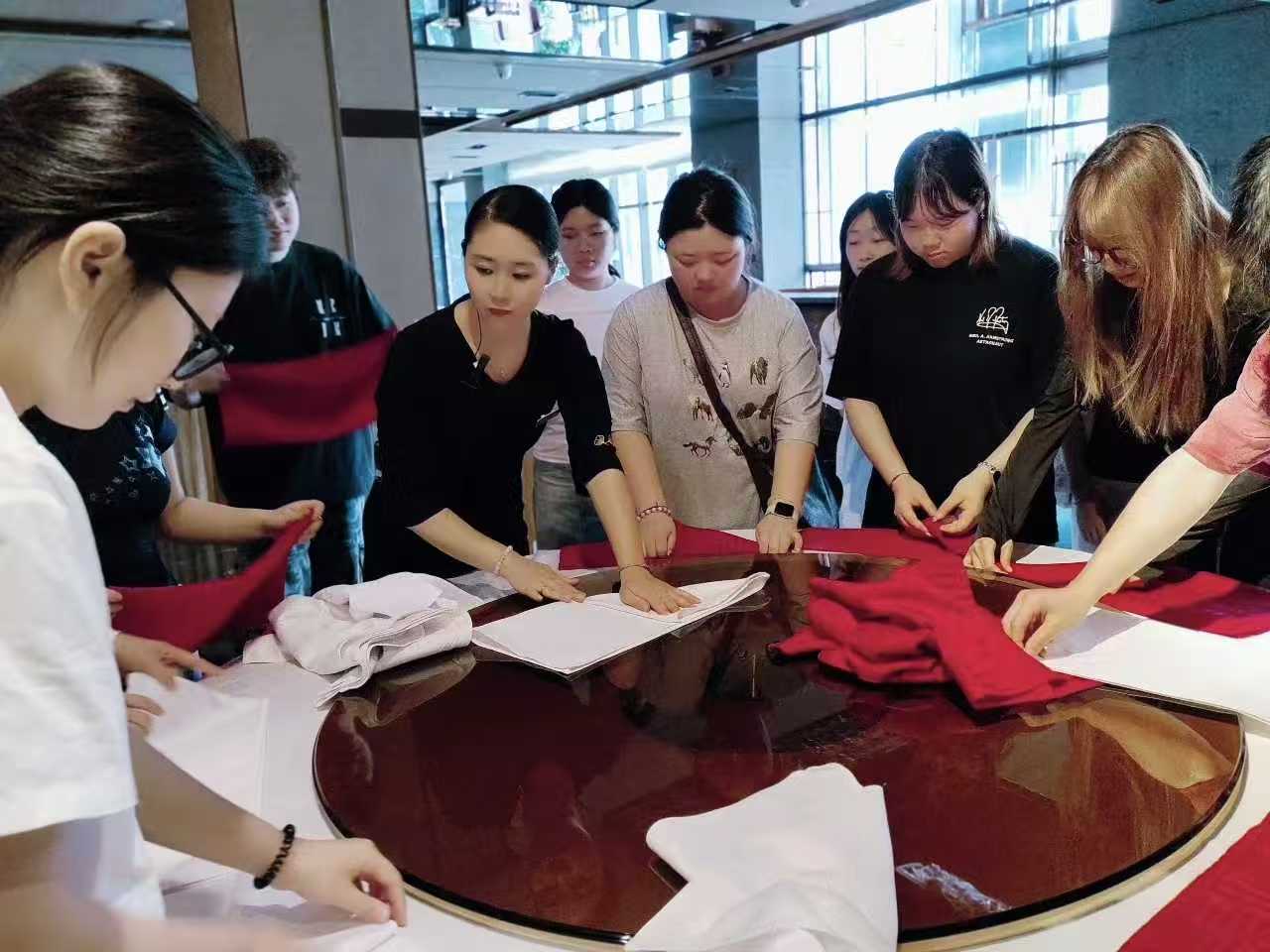 视觉赋能餐饮美学·匠心传承海派风味——设计艺术学院师生赴银杏神仙树菜馆开展专题实践教学 (1) 视觉赋能餐饮美学·匠心传承海派风味——设计艺术学院师生赴银杏神仙树菜馆开展专题实践教学 (1)