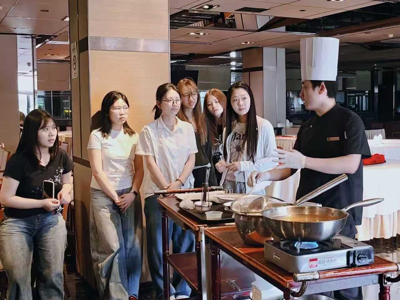 视觉赋能餐饮美学·匠心传承海派风味——设计艺术学院师生赴银杏神仙树菜馆开展专题实践教学 (3) 视觉赋能餐饮美学·匠心传承海派风味——设计艺术学院师生赴银杏神仙树菜馆开展专题实践教学 (3)