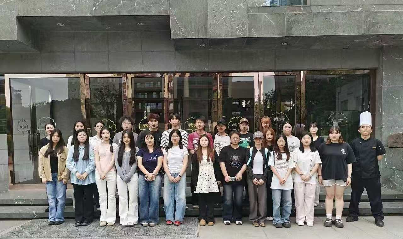 视觉赋能餐饮美学·匠心传承海派风味——设计艺术学院师生赴银杏神仙树菜馆开展专题实践教学 (2) 视觉赋能餐饮美学·匠心传承海派风味——设计艺术学院师生赴银杏神仙树菜馆开展专题实践教学 (2)