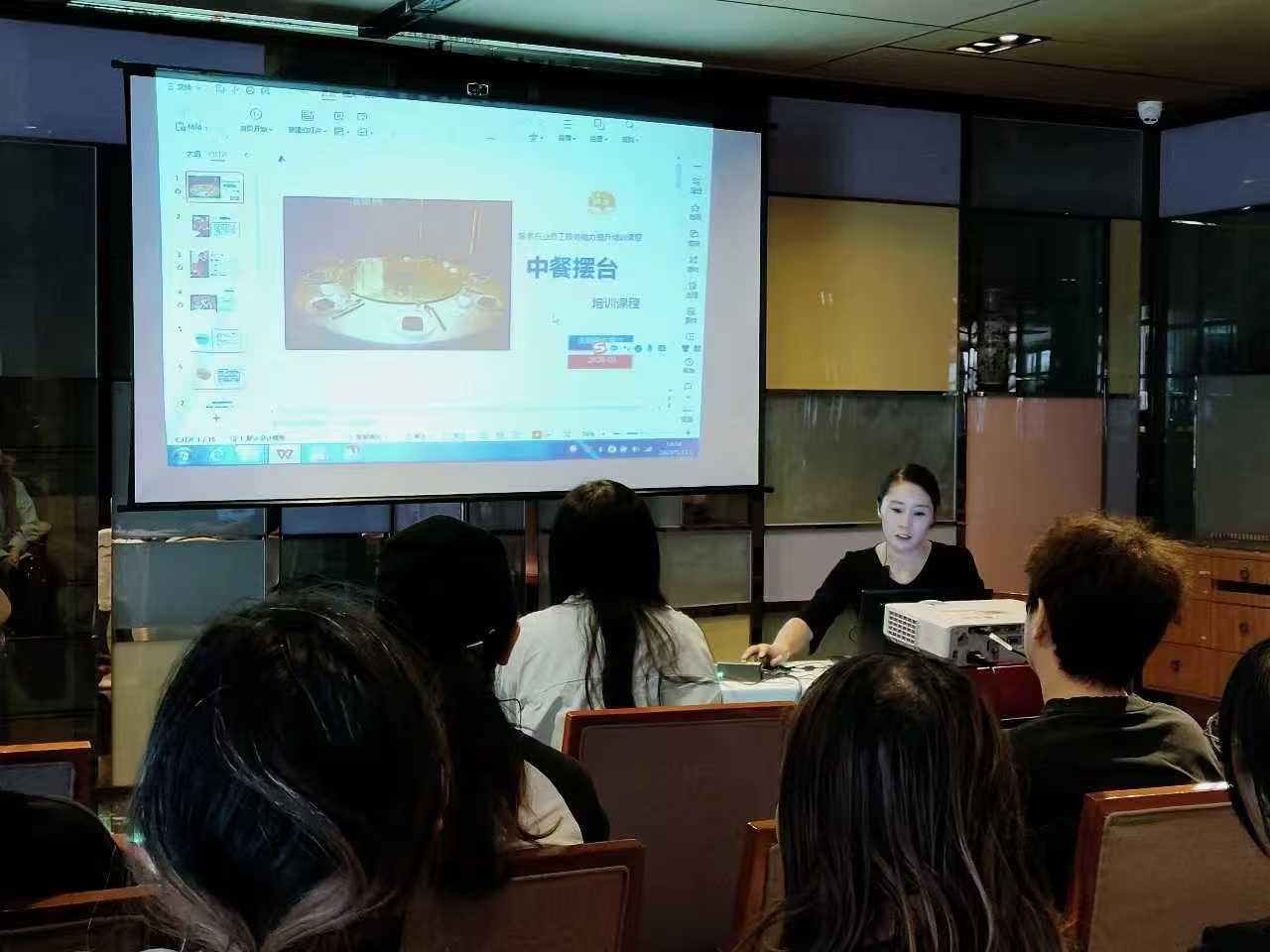 视觉赋能餐饮美学·匠心传承海派风味——设计艺术学院师生赴银杏神仙树菜馆开展专题实践教学 (4) 视觉赋能餐饮美学·匠心传承海派风味——设计艺术学院师生赴银杏神仙树菜馆开展专题实践教学 (4)