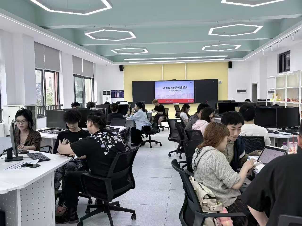 考研择校精准护航 设计艺术学院考研择校指导活动圆满落幕 (1) 考研择校精准护航 设计艺术学院考研择校指导活动圆满落幕 (1)