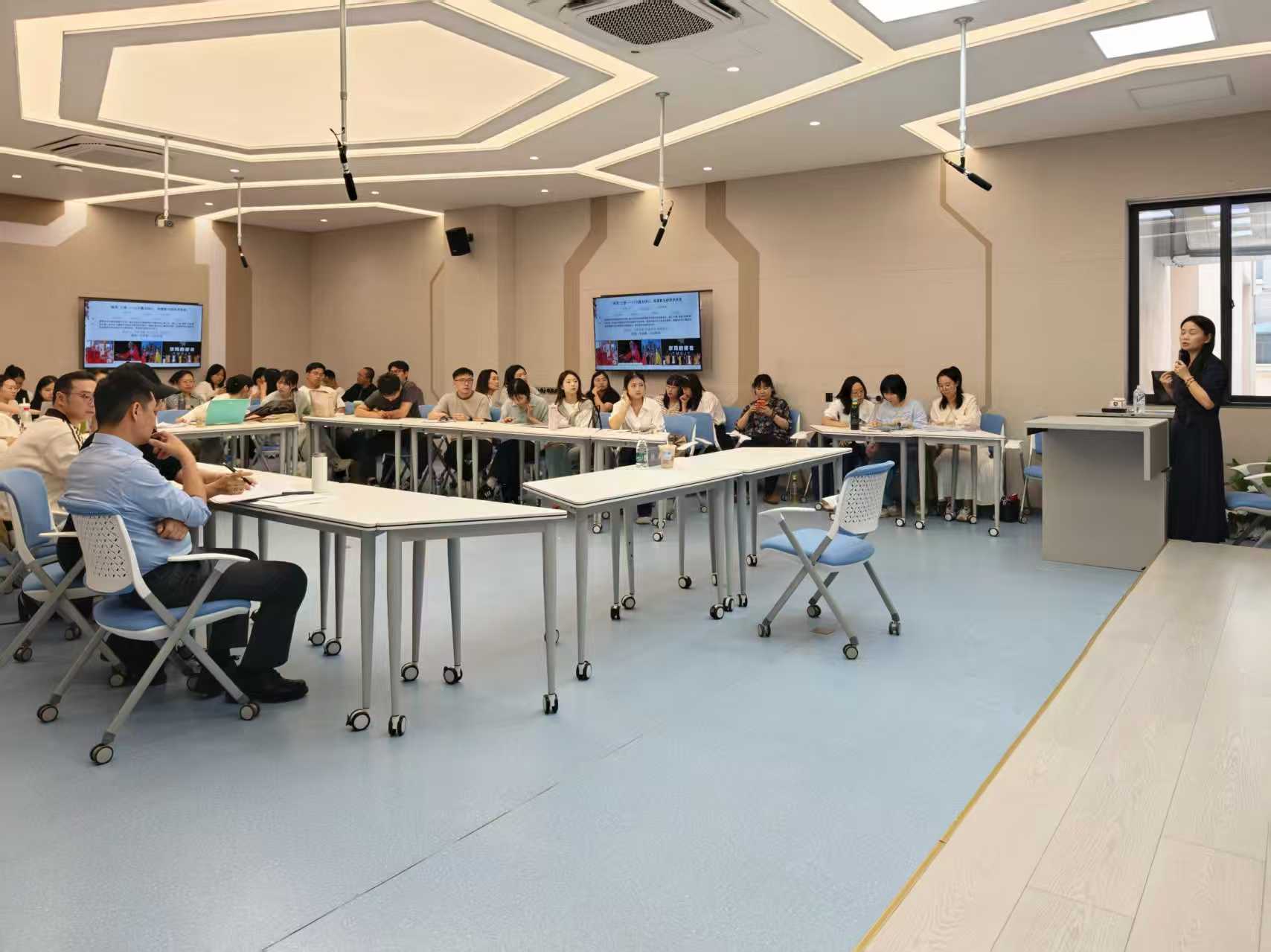 设计艺术学院“四新”建设专题讲座顺利举办 周莉教授引领教师教学能力提升 (1)