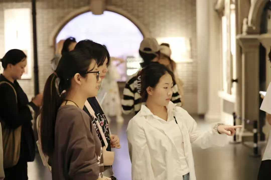【一院一品】行走红色起点,淬炼设计初心——设计艺术学院党委“城市记忆·红色起点”党员实践教育活动圆满开展 (5) 【一院一品】行走红色起点,淬炼设计初心——设计艺术学院党委“城市记忆·红色起点”党员实践教育活动圆满开展 (5)