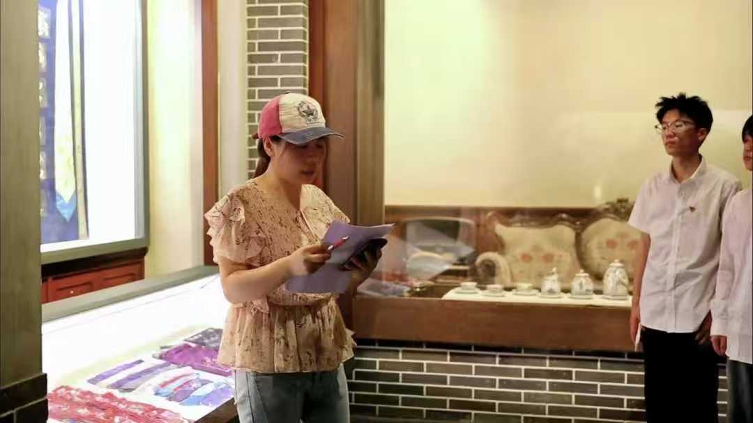 【一院一品】行走红色起点,淬炼设计初心——设计艺术学院党委“城市记忆·红色起点”党员实践教育活动圆满开展 (8) 【一院一品】行走红色起点,淬炼设计初心——设计艺术学院党委“城市记忆·红色起点”党员实践教育活动圆满开展 (8)