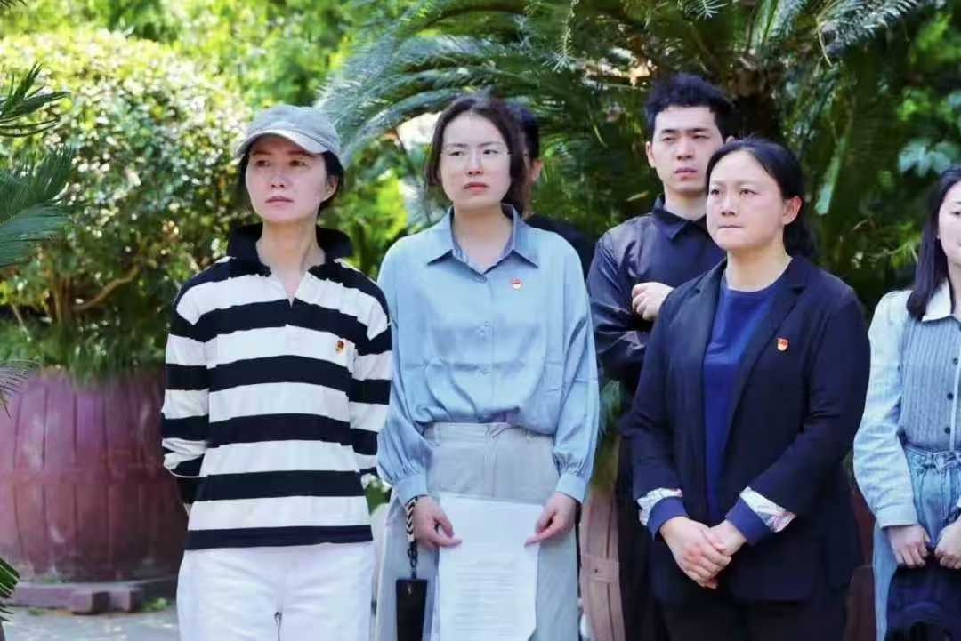【一院一品】行走红色起点,淬炼设计初心——设计艺术学院党委“城市记忆·红色起点”党员实践教育活动圆满开展 (6) 【一院一品】行走红色起点,淬炼设计初心——设计艺术学院党委“城市记忆·红色起点”党员实践教育活动圆满开展 (6)