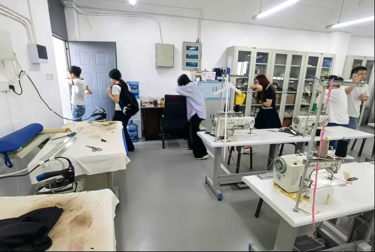 设计艺术学院成功开展服装实验室突发火情应急演练 (1)