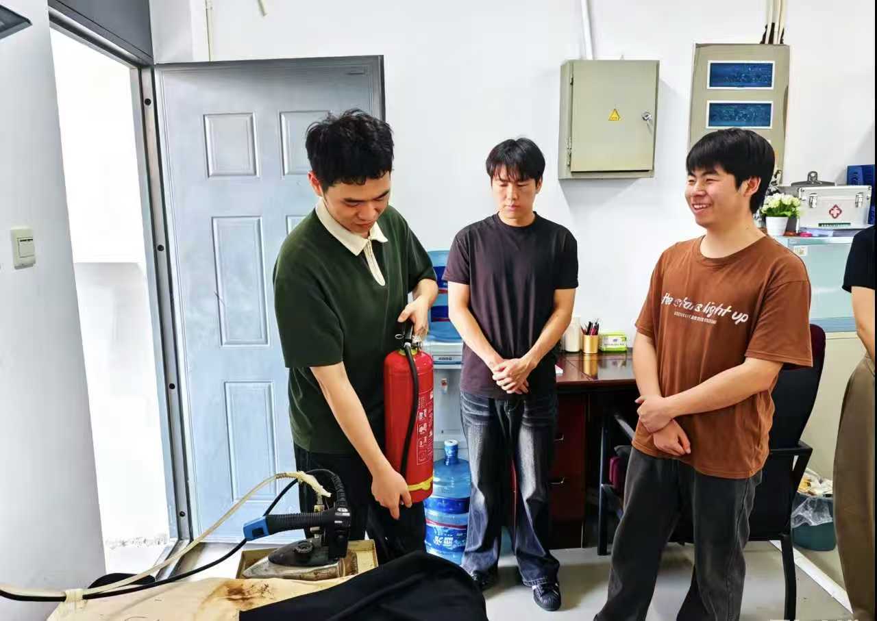 设计艺术学院成功开展服装实验室突发火情应急演练 (2)