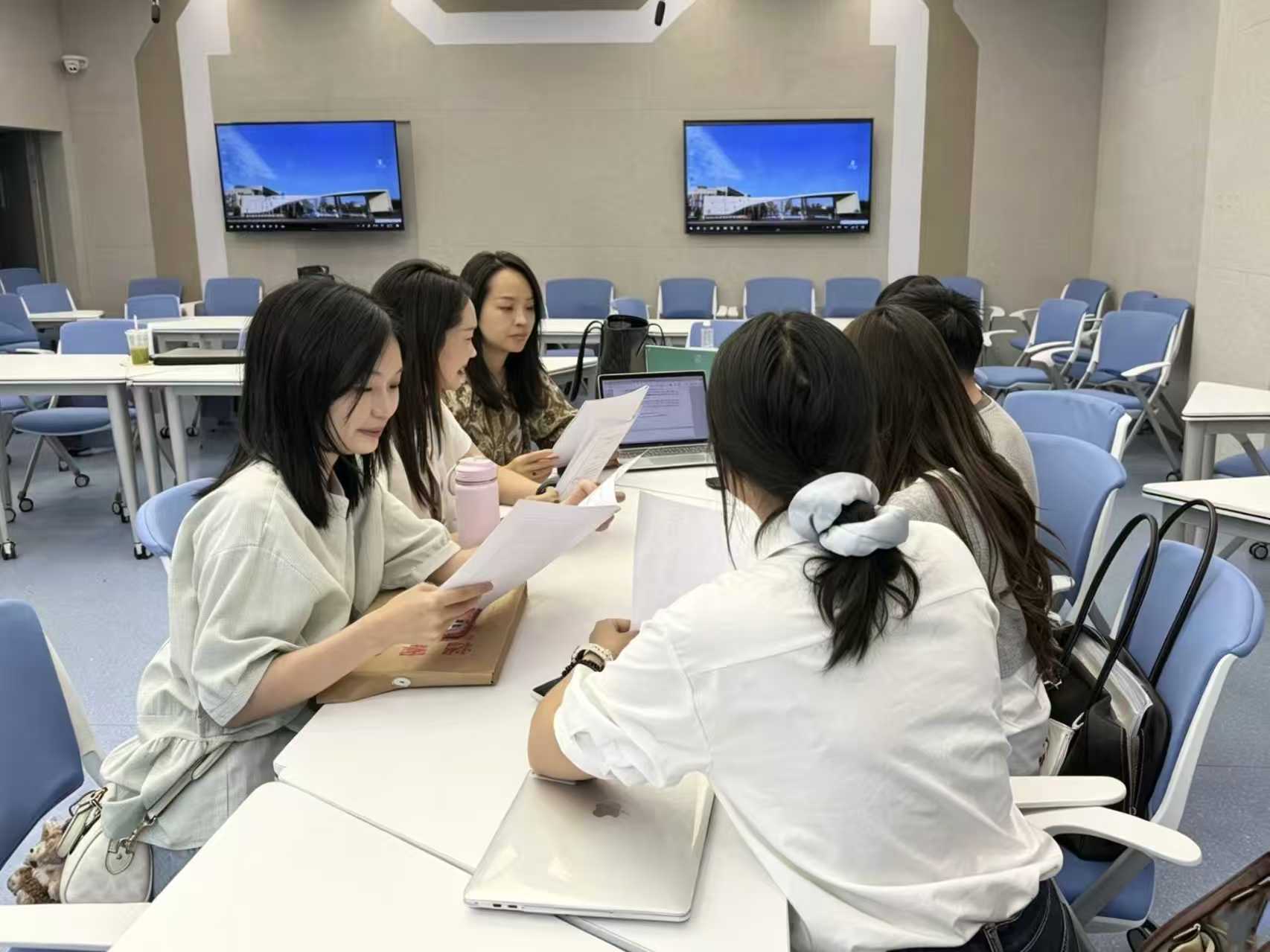 交叉互检促规范 严把质量守底线—— 产品设计教研室召开 2026 届毕业设计专题研讨会 (2)