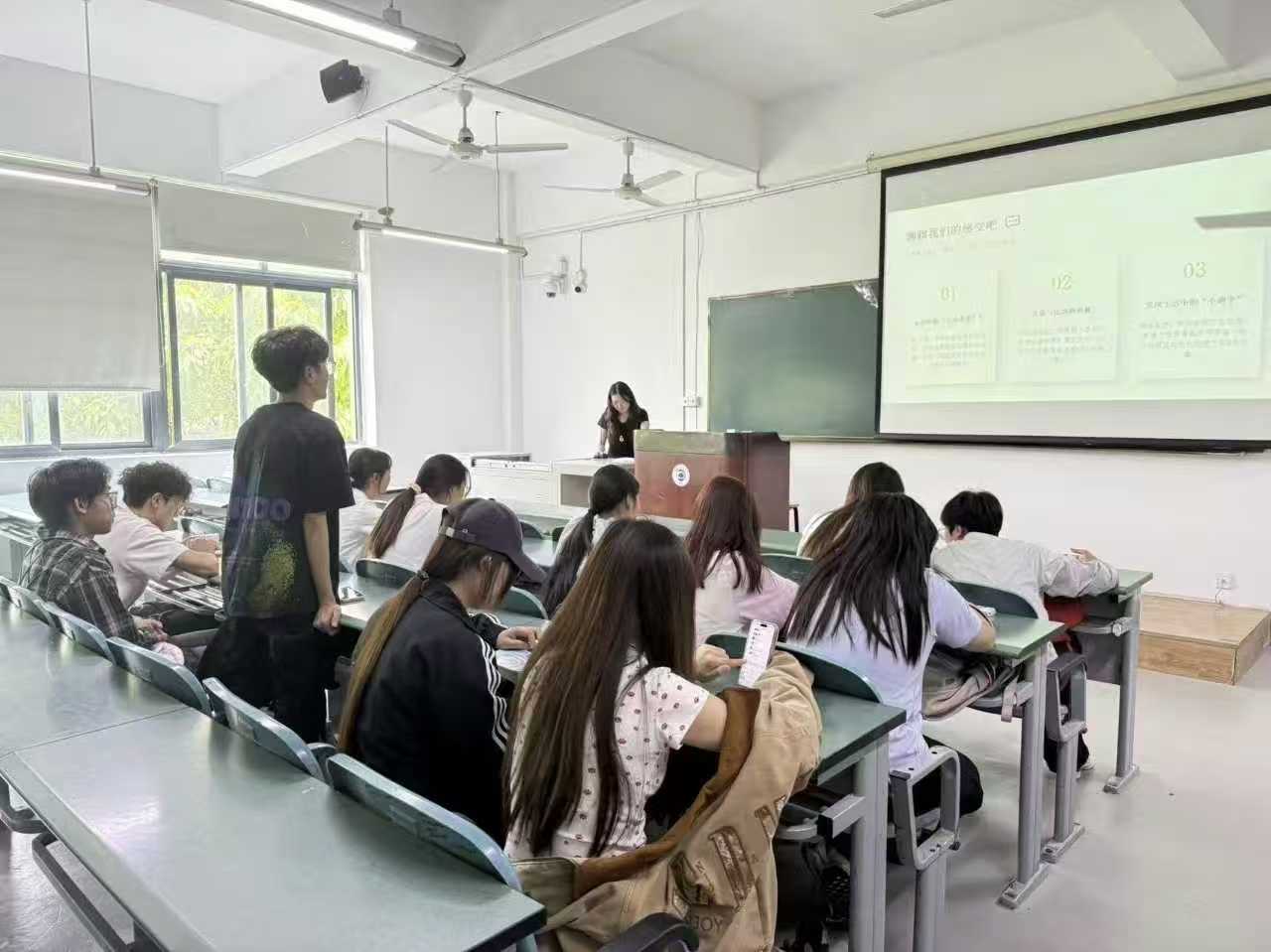 小活动暖人心：设计艺术学院心理实践月活动走进班级，守护学子心灵成长 (1)