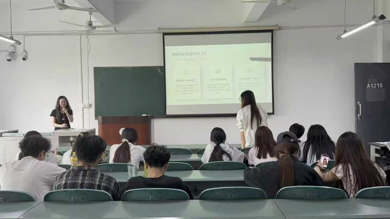 小活动暖人心：设计艺术学院心理实践月活动走进班级，守护学子心灵成长 (2)