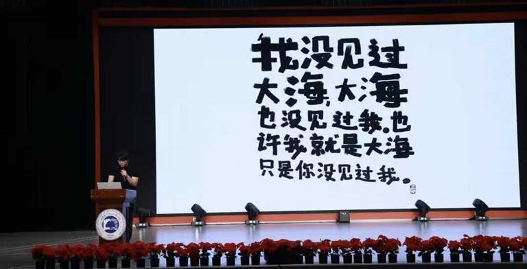 诗人、策展人祺白石走进银杏学院：以诗为媒，解锁当代青年艺术的跨界新生