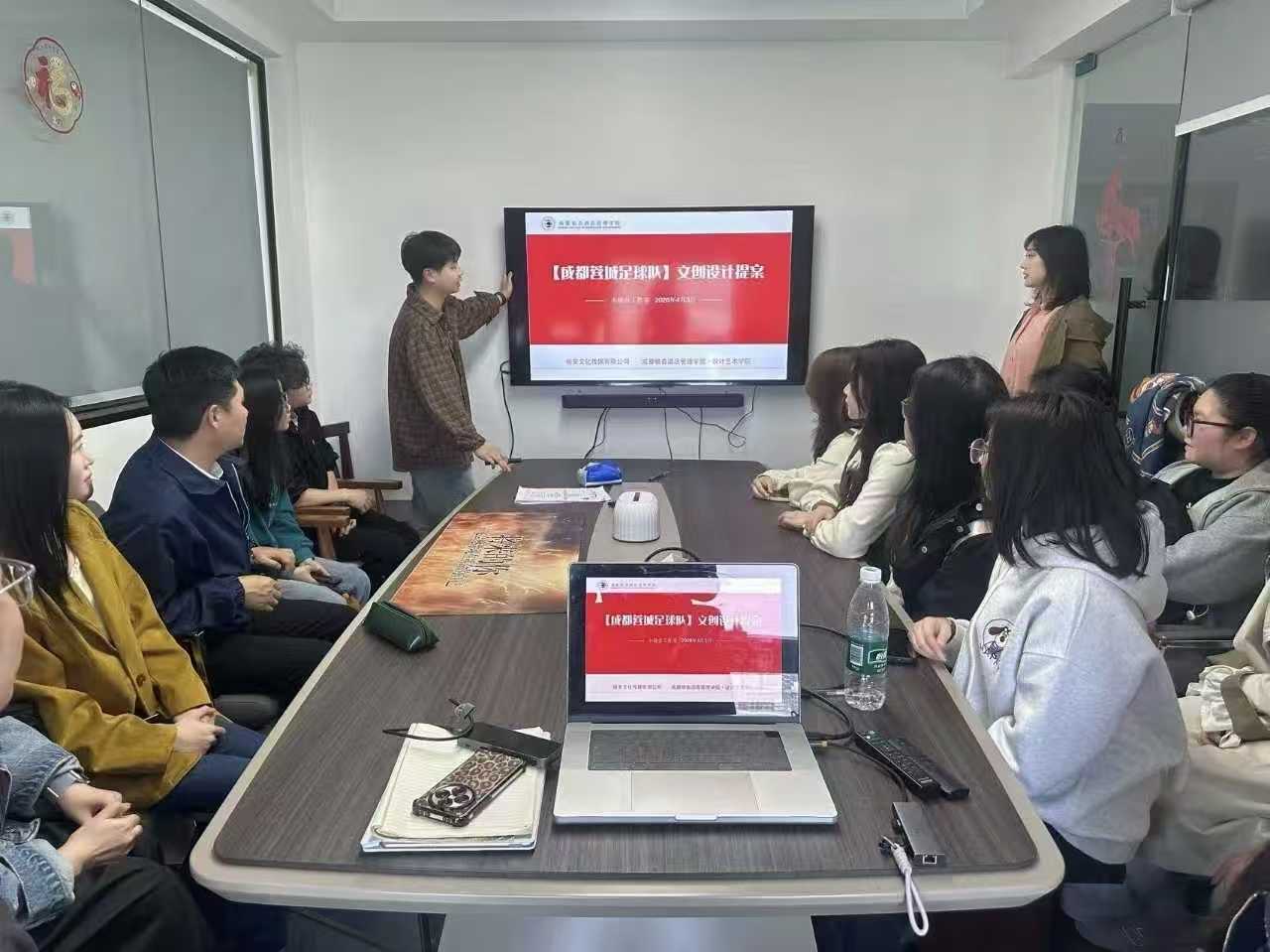 校企联动育人才・文创赋能足球热——“小设会” 工作室为蓉城足球俱乐部打造专属周边 (1)