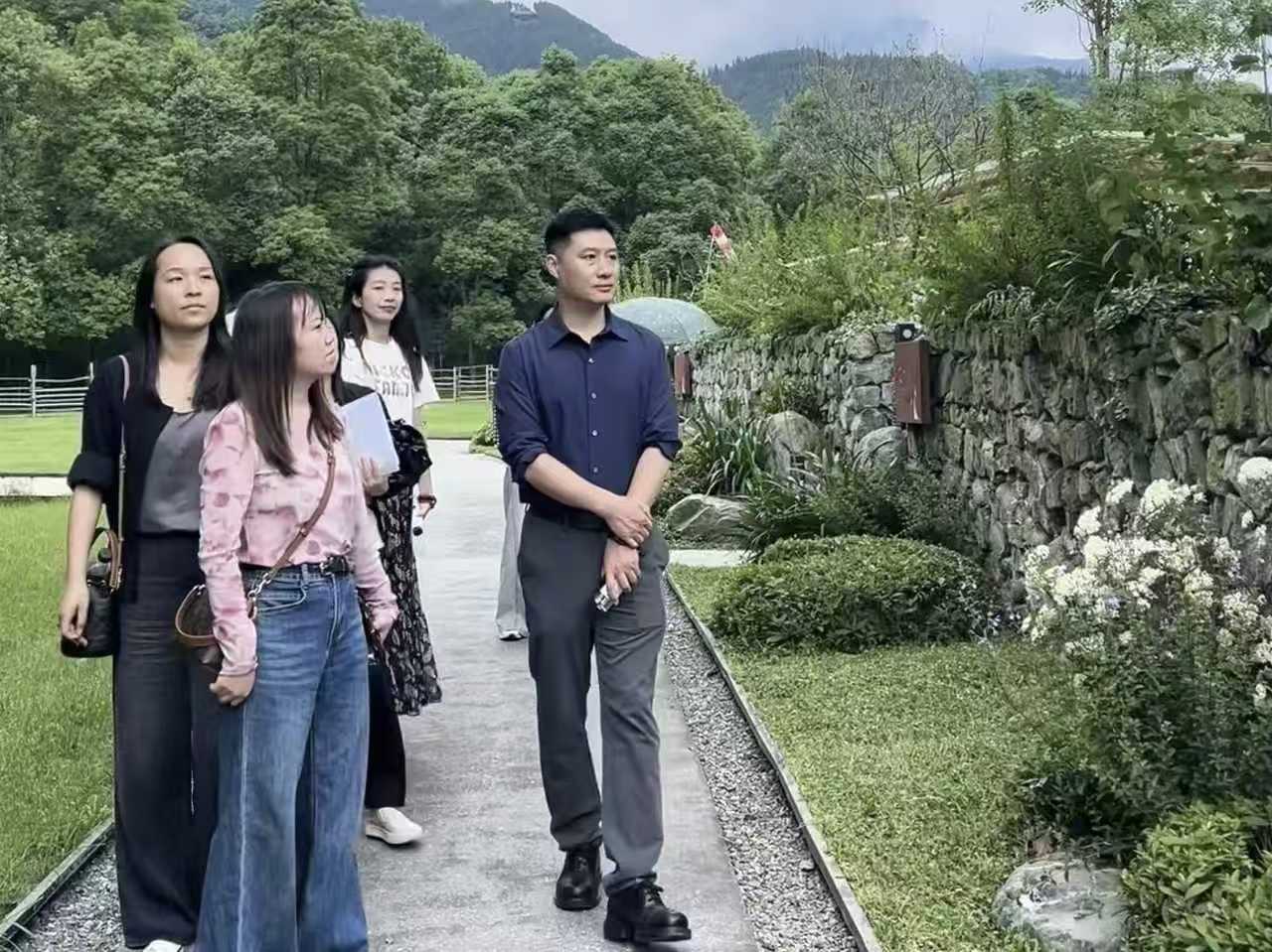 设计艺术学院与宝山村共商实践教学深度合作——校企携手打造“真题真做”育人平台 (2)